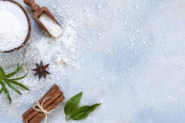 Hindistan cevizi, hindistan cevizi ve tarçın çubukları mavi gökyüzü arka planında