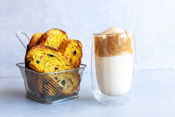 Cangkir Trendy Whipped Cream Cold Dalgona Coffee Italian Biscotti Light — Stok Foto
