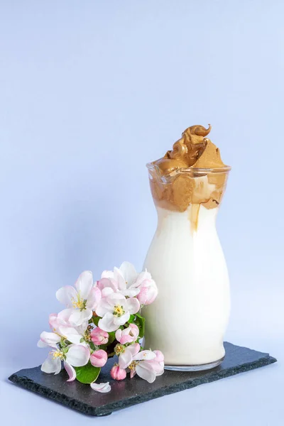 Trendig Vispad Kall Dalgona Kaffe Glas Med Äppelträd Blommor — Stockfoto
