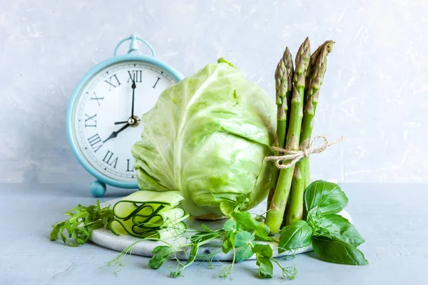 Alarm Clock Asparagus Microgreens Mentimun Dan Kubis Sayuran Hijau Segar — Stok Foto