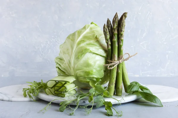 Szparagi Mikrowarzywa Ogórek Kapusta Świeże Zielone Warzywa Dieta Ketogenna Sporadyczne — Zdjęcie stockowe