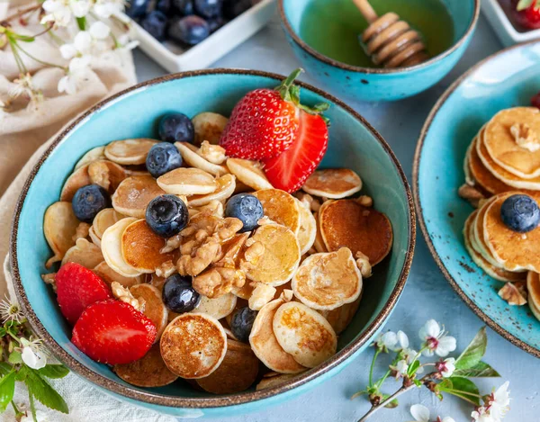 Coronavirus Covid-19 karantinası sırasındaki son moda yiyecekler. Küçük krepler. Poffertjes, Küçük Hollanda gözlemeleri. Çocuklar için kahvaltı, mini krep..