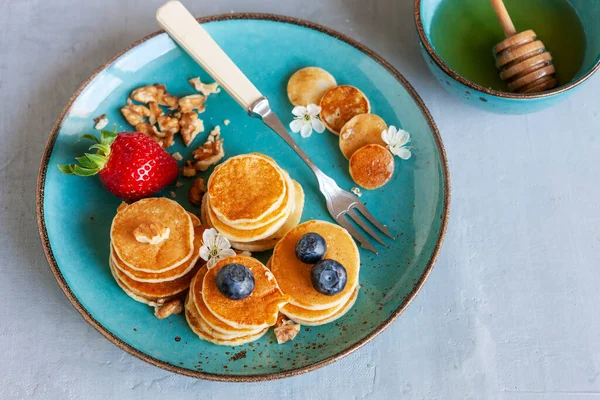 Coronavirus Covid-19 karantinası sırasındaki son moda yiyecekler. Küçük krepler. Poffertjes, Küçük Hollanda gözlemeleri. Çocuklar için kahvaltı, mini krep..