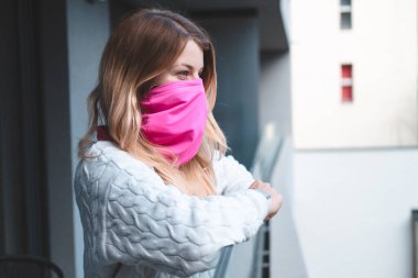 genç kadın bir şal