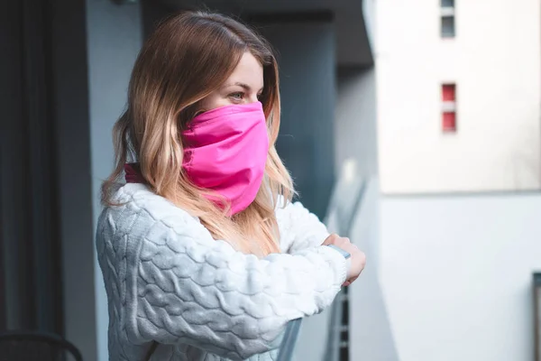 genç kadın bir şal