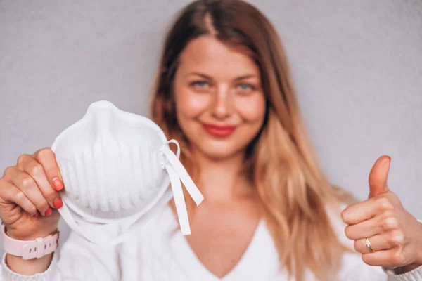 Yüz maskesi takan genç bir kadın FFP3