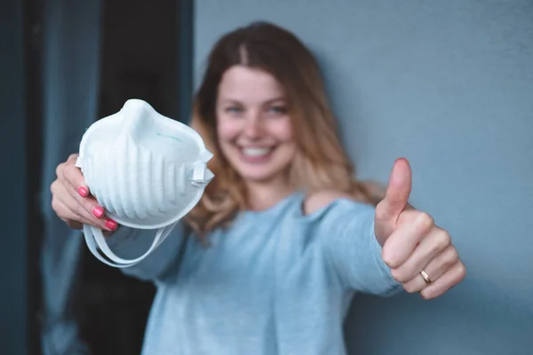 Yüz maskesi takan genç bir kadın FFP3