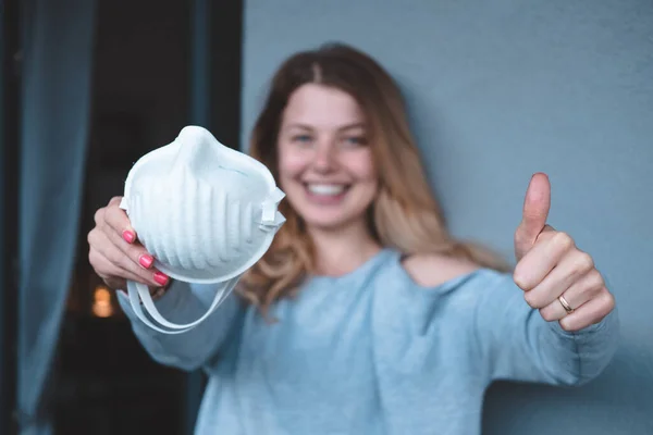 Yüz maskesi takan genç bir kadın FFP3