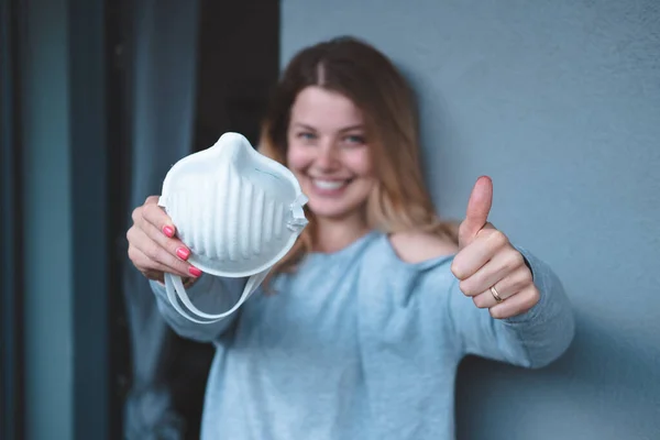 Yüz maskesi takan genç bir kadın FFP3