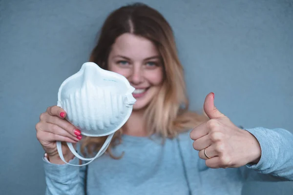 Yüz maskesi takan genç bir kadın FFP3