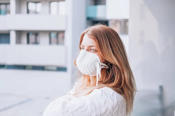 Yüz maskesi takan genç bir kadın FFP3