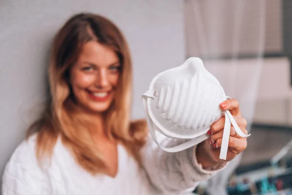 Yüz maskesi takan genç bir kadın FFP3