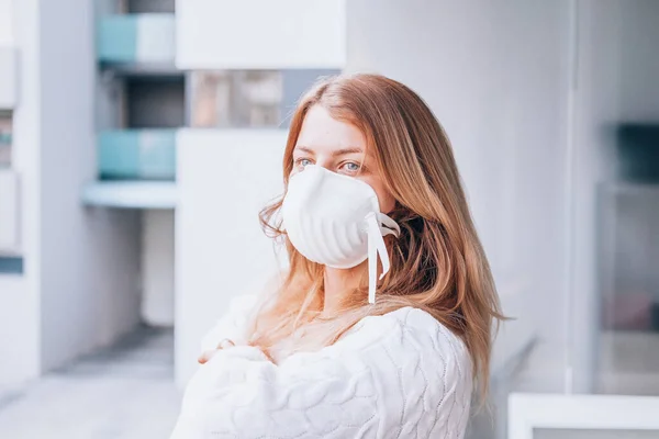 Yüz maskesi takan genç bir kadın FFP3