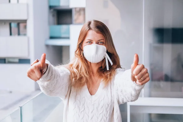 Yüz maskesi takan genç bir kadın FFP3
