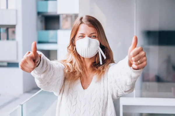 Yüz maskesi takan genç bir kadın FFP3