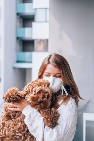 Yüz maskesi takan genç bir kadın FFP3