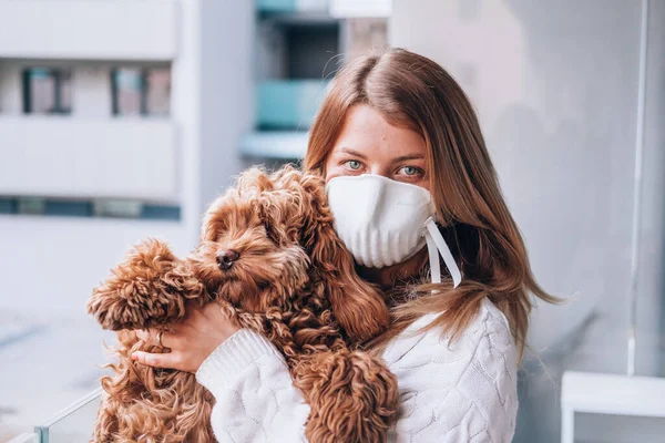 Yüz maskesi takan genç bir kadın FFP3