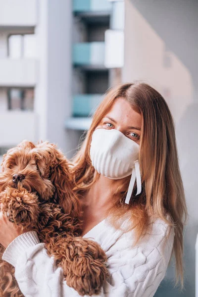 Yüz maskesi takan genç bir kadın FFP3