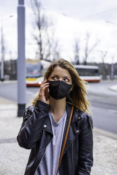 Avrupalı kadınlar yüz koruması altında seyahat ederken koronavirüstür.