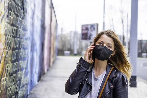 Avrupalı kadınlar yüz koruması altında seyahat ederken koronavirüstür.