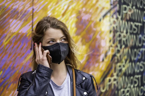 Avrupalı kadınlar yüz koruması altında seyahat ederken koronavirüstür.