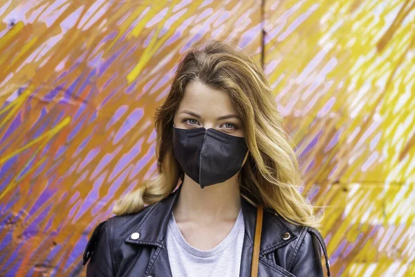 Avrupalı kadınlar siyah yüz koruması altında seyahat ederken koronavirüsten muzdarip