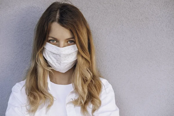 Avrupalı kadınlar beyaz yüz koruması altında seyahat ederken koronavirüsten muzdarip