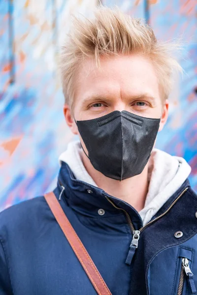 Avrupalı erkek siyah yüz koruması altında seyahat ederken koronavirüs oluşur