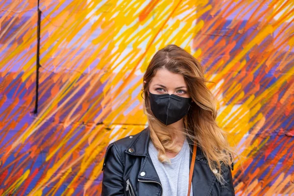 Avrupalı kadınlar siyah yüz koruması altında seyahat ederken koronavirüsten muzdarip