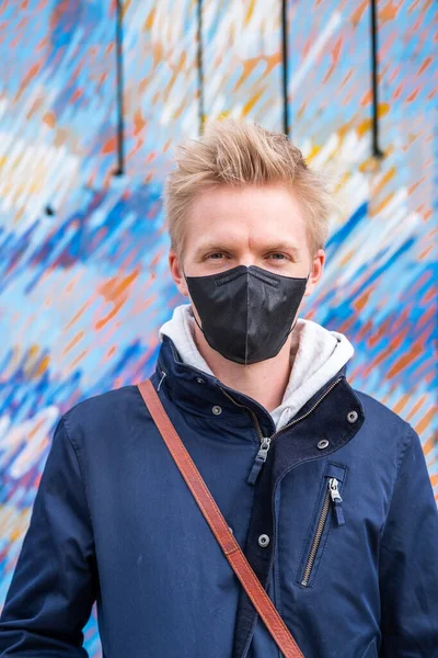 Avrupalı erkek siyah yüz koruması altında seyahat ederken koronavirüs oluşur