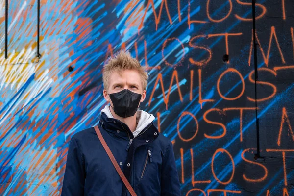 Avrupalı erkek siyah yüz koruması altında seyahat ederken koronavirüs oluşur