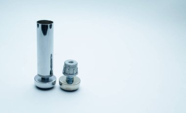 Dolap mobilyalarının montajı için krom parçalar