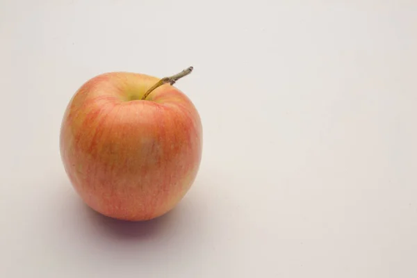 Яблоко желто-красное на белом фоне — стоковое фото