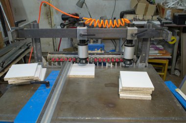 Dolap mobilyalarını monte etmek için sondaj ve katkı makinesi