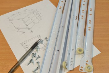 Çizimlere göre komodinlerin montajı, çekmeceler için kılavuz