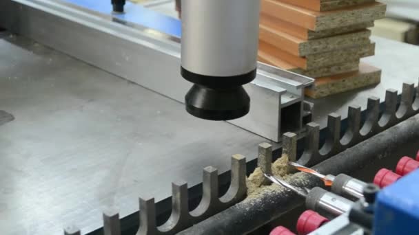 Trabajador Fabricación Muebles Realiza Una Operación Una Pila Aditivos Perforación — Vídeo de stock