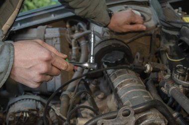 Yazın eski araba tamiri.