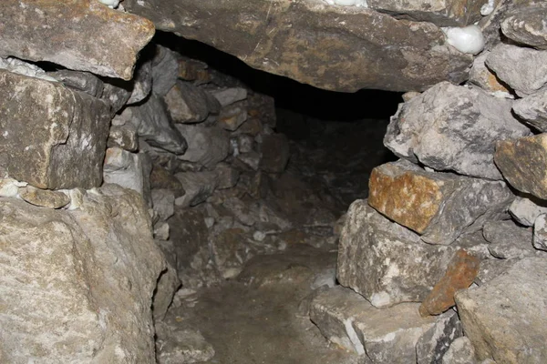 Taş ocağı yapay taş çıkarma için oluşturulan ve doğa tarafından yaratılmıştır. Eski günlerde, insanlar kırmak için kullanılan yollar oluşturmak için kayalar ve ev sahipliği yapmaktadır. Alınmıştır taşları aldı. Mayınlar, pasajlar, yeraltı mağaraları oluşturuldu. Bunlar uzun und.