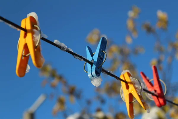 Mollette Asciugare Vestiti Una Corda Nel Freddo Autunno Foto Colorate — Foto Stock