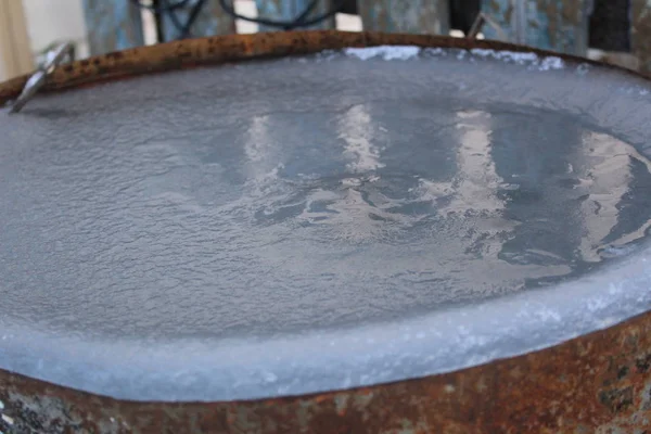 Donmuş su, demir fıçıda buz varilde fotoğraf dondurulmuş su. Tank metaldir, paslıdır. Yılın bu zamanı değerlidir..