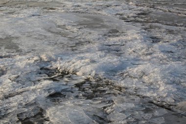 Sonbaharda ya da kışın gölde buz. / Göletin yüzeyinde buzun fotoğrafı. Sonbaharda, su çok güzel donar..