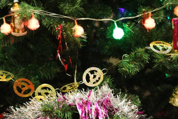 Χριστουγεννιάτικο Δέντρο Και Γιρλάντα Διακοσμήσεις Φωτογραφίες Από Αναμμένα Φώτα Στο — Φωτογραφία Αρχείου