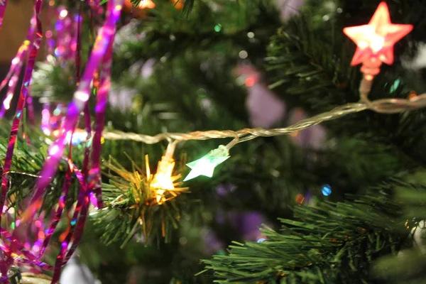 Weihnachtsbaum Mit Glänzenden Dekorationen Spielzeug Neujahrsurlaub Foto Weihnachtsbaum Zweige Mit — Stockfoto