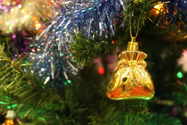 Árvore Natal Com Decorações Brilhantes Brinquedos Árvore Natal Feriado Foto — Fotografia de Stock