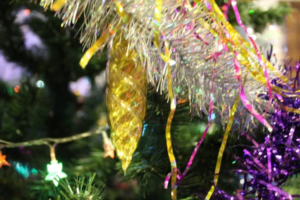 Albero Natale Con Decorazioni Lucide Giocattoli Nel Nuovo Anno Vacanza — Foto Stock