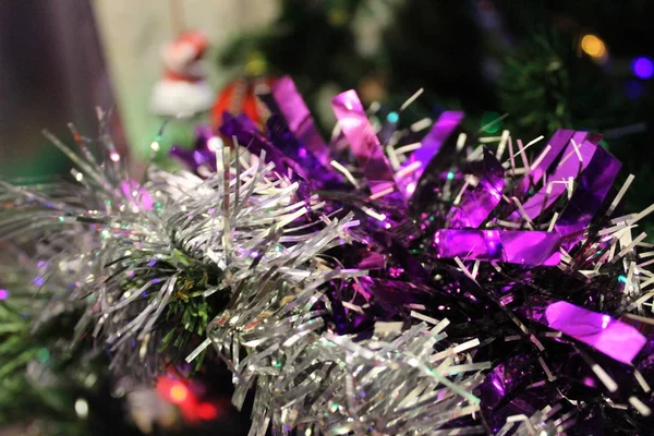 Χριστουγεννιάτικο Δέντρο Γυαλιστερές Διακοσμήσεις Παιχνίδια Στις Διακοπές Του Νέου Έτους — Φωτογραφία Αρχείου