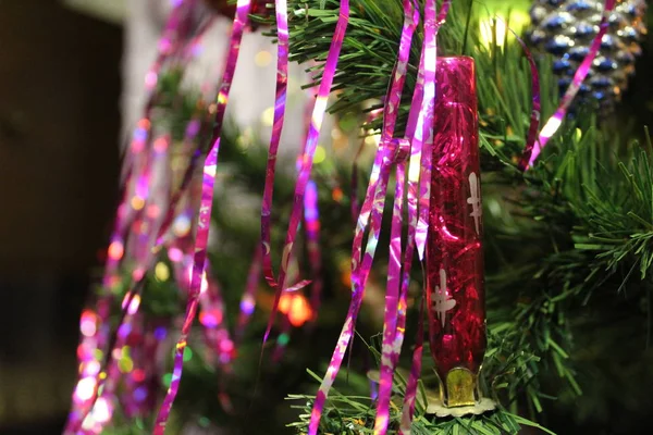 Weihnachtsbaum Mit Glänzenden Dekorationen Spielzeug Neujahrsurlaub Foto Weihnachtsbaum Zweige Mit — Stockfoto