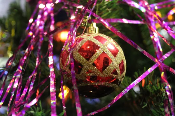 Albero Natale Con Decorazioni Lucide Giocattoli Nel Nuovo Anno Vacanza — Foto Stock