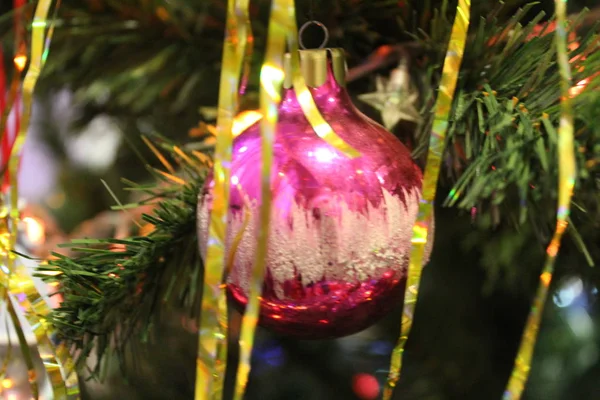 Albero Natale Con Decorazioni Lucide Giocattoli Nel Nuovo Anno Vacanza — Foto Stock