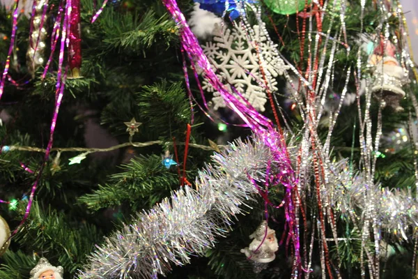 Weihnachtsbaum Mit Glänzenden Dekorationen Spielzeug Neujahrsurlaub Foto Weihnachtsbaum Zweige Mit — Stockfoto